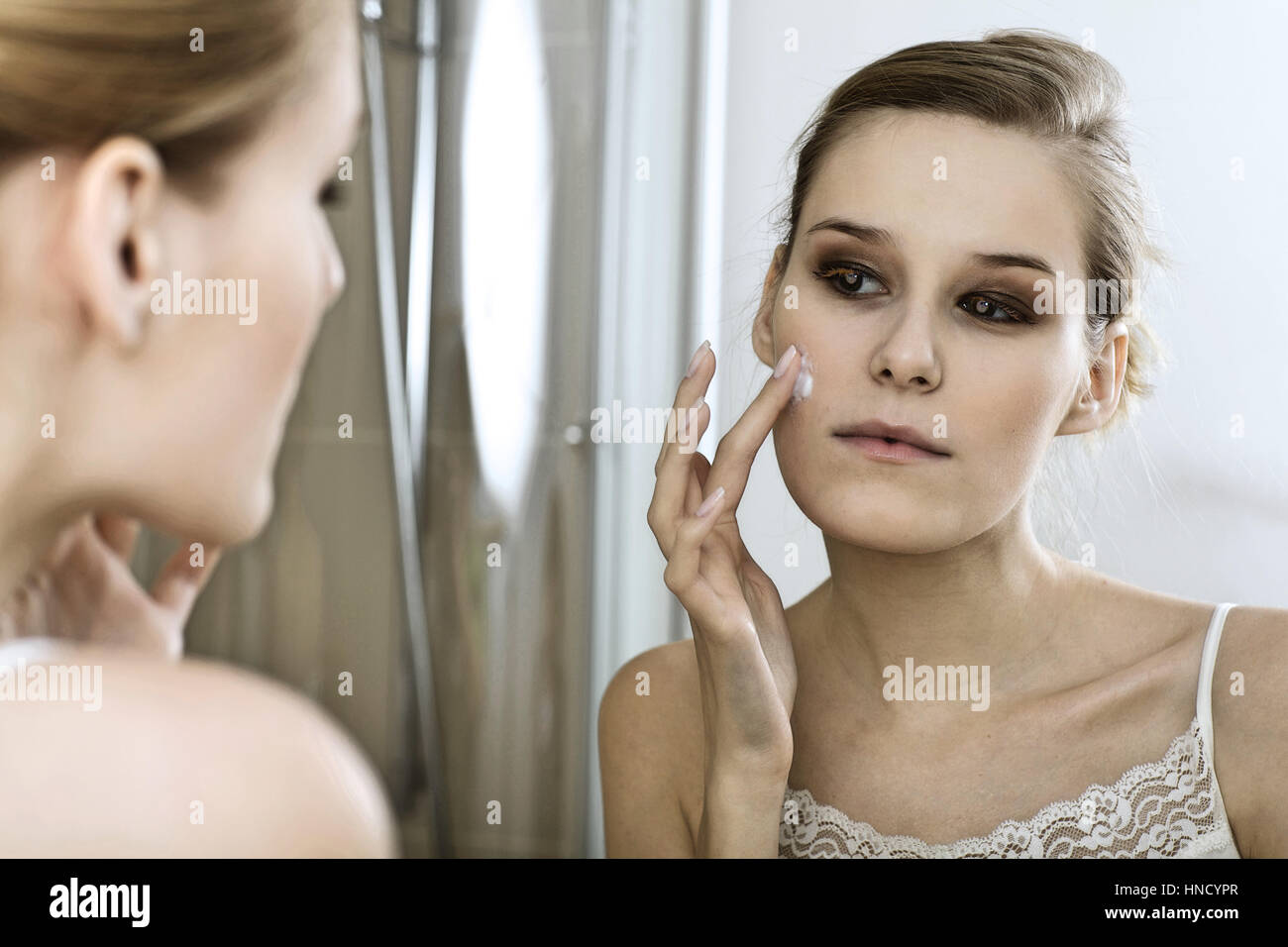 Junge Frau Anwendung Beauty Creme, Nahaufnahme Stockfoto