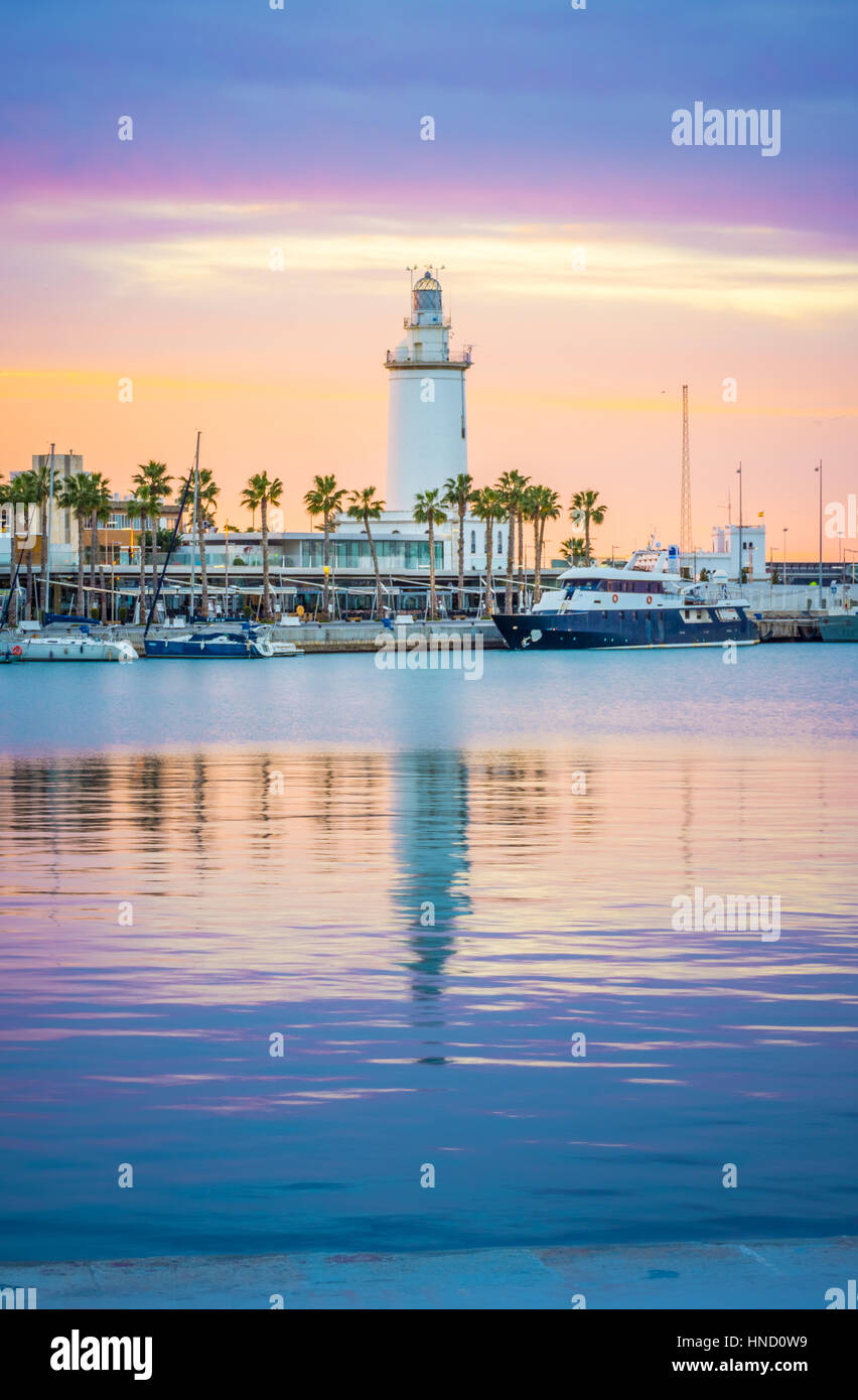 Die Marine von Malaga, Spanien. Es ist eine moderne Region der Stadt mit Museen, Restaurants, Unterhaltung und einen alten Leuchtturm an der Spitze. Stockfoto