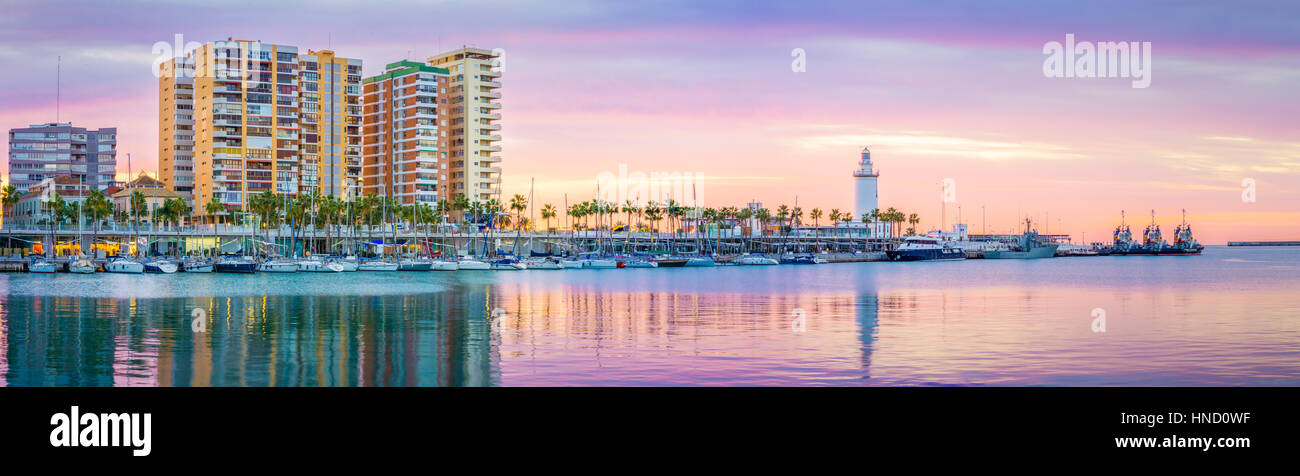 Die Marine von Malaga, Spanien. Es ist eine moderne Region der Stadt mit Museen, Restaurants, Unterhaltung und einen alten Leuchtturm an der Spitze. Stockfoto