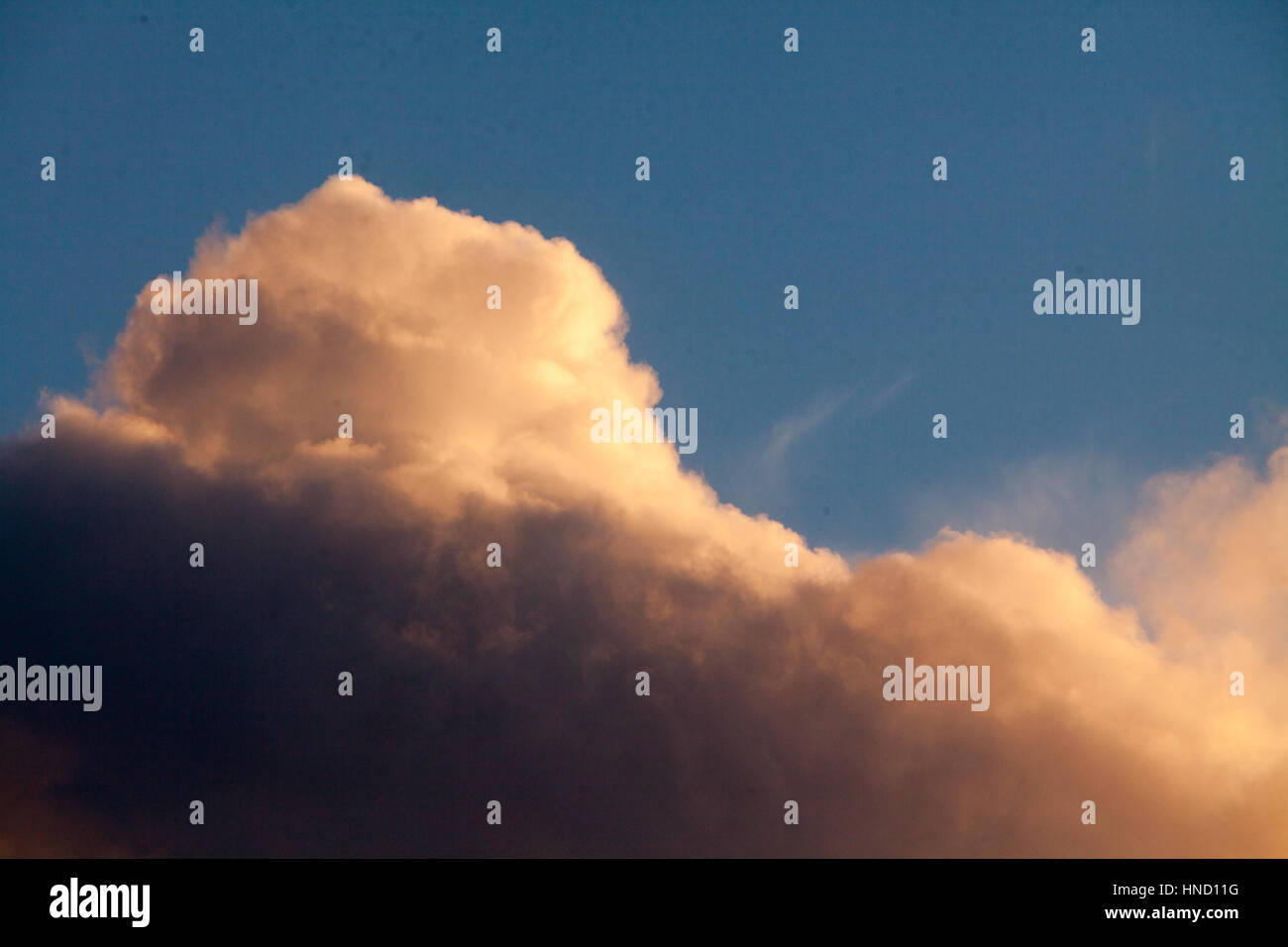 Blauer Himmel und große starke Wolken in Crozon Bretagne Frankreich Stockfoto