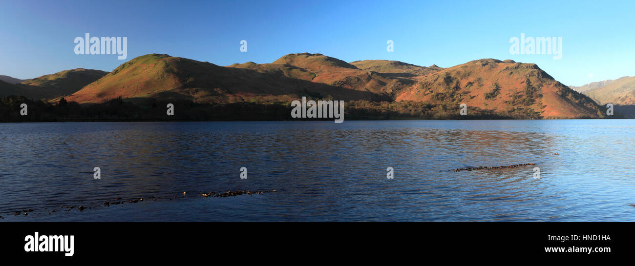 Frühling, fiel der Ort Reflexion im Ullswater, Nationalpark Lake District, Cumbria, England, UK.  Fiel der Ort ist einer der 214 Wainwright geht Fells. Stockfoto