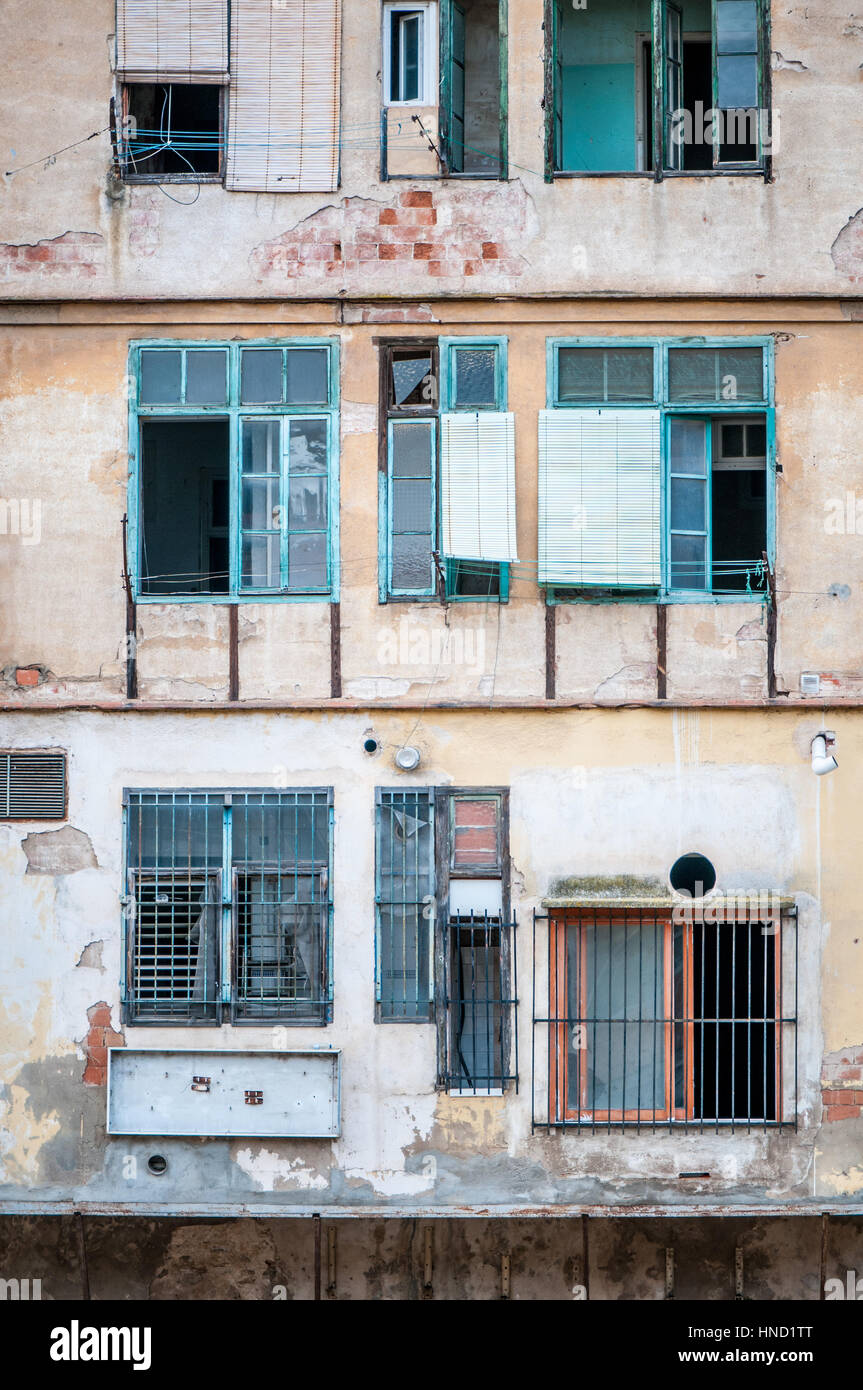 Alt und hässlich Haus mit abblätternde Farbe am Fluss Onyar, Girona, Katalonien, Spanien Stockfoto