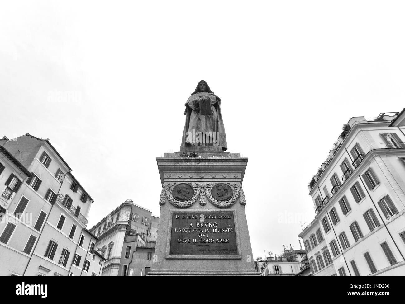 Rom, Italien - 8. Januar 2017: Giordano Brunos monumentale Statue auf der Piazza Campo De Fiori, Rom. Das Denkmal wurde im Jahre 1889 Langschläferin errichtet wo er war Stockfoto