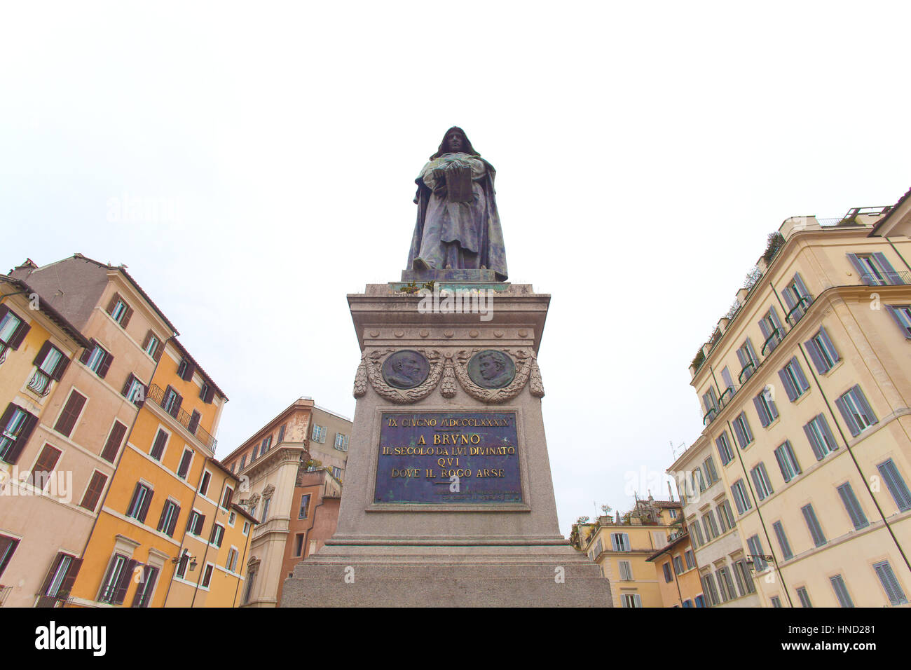 Rom, Italien - 8. Januar 2017: Giordano Brunos monumentale Statue auf der Piazza Campo De Fiori, Rom. Das Denkmal wurde im Jahre 1889 Langschläferin errichtet wo er war Stockfoto