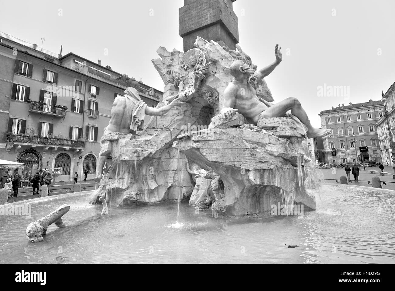 Rom, Italien - 8. Januar 2017: Fontana dei Fiumi und Sant'Agnese in Agone Fassade auf der Piazza Navona, Rom (Italien). Nicht identifizierte touristischen Enjoing der ar Stockfoto