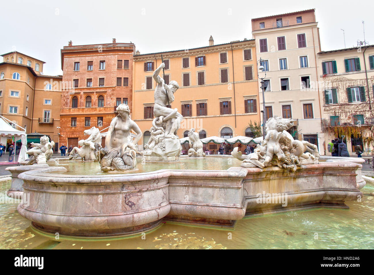 Rom, Italien - 8. Januar 2017: Blick von Fontana del Nettuno (Neptunbrunnen) auf der Piazza Navona, Rom. Nicht identifizierte Touristen besuchen den Ort Stockfoto
