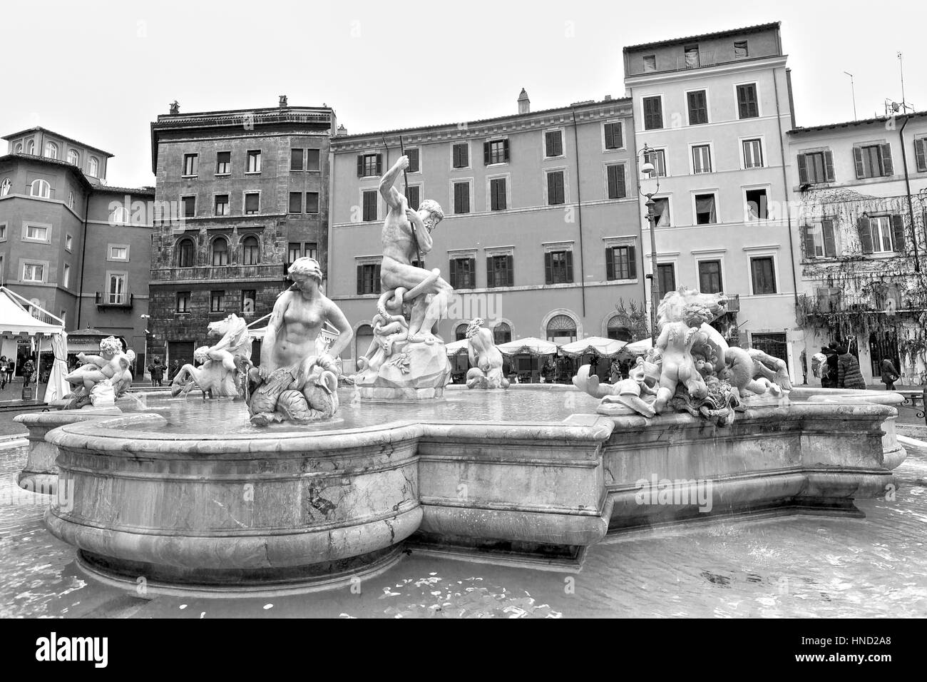 Rom, Italien - 8. Januar 2017: Blick von Fontana del Nettuno (Neptunbrunnen) auf der Piazza Navona, Rom. Nicht identifizierte Touristen besuchen den Ort Stockfoto