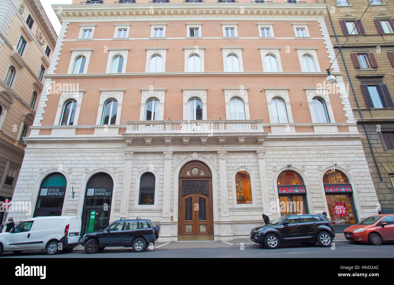 Rom, Italien - 8. Januar 2017: Ansicht des Palazzo Pichi Fassade in Rom nach der letzten Restaurierung. Es befindet sich in Corso Vittorio Emanuele II. Einige un Stockfoto