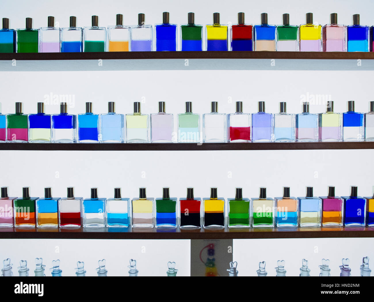 Farbige Duft Flaschen am Schaufenster. Stockfoto