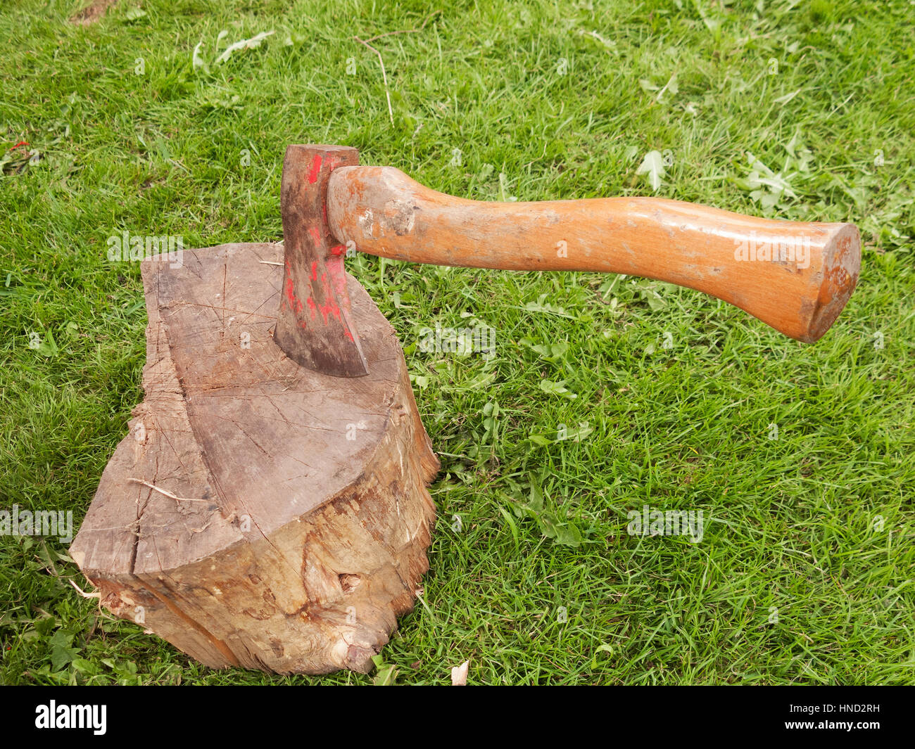 Eine große Axt in Holzblock eingebettet. Stockfoto
