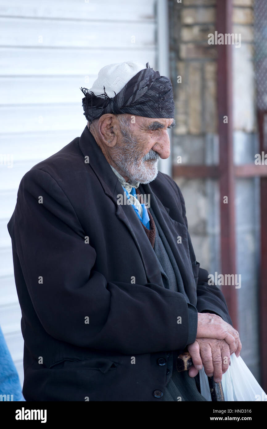 Ein kurdischer Mann mit traditionellen Turban, Sanandadsch, Iran Stockfoto