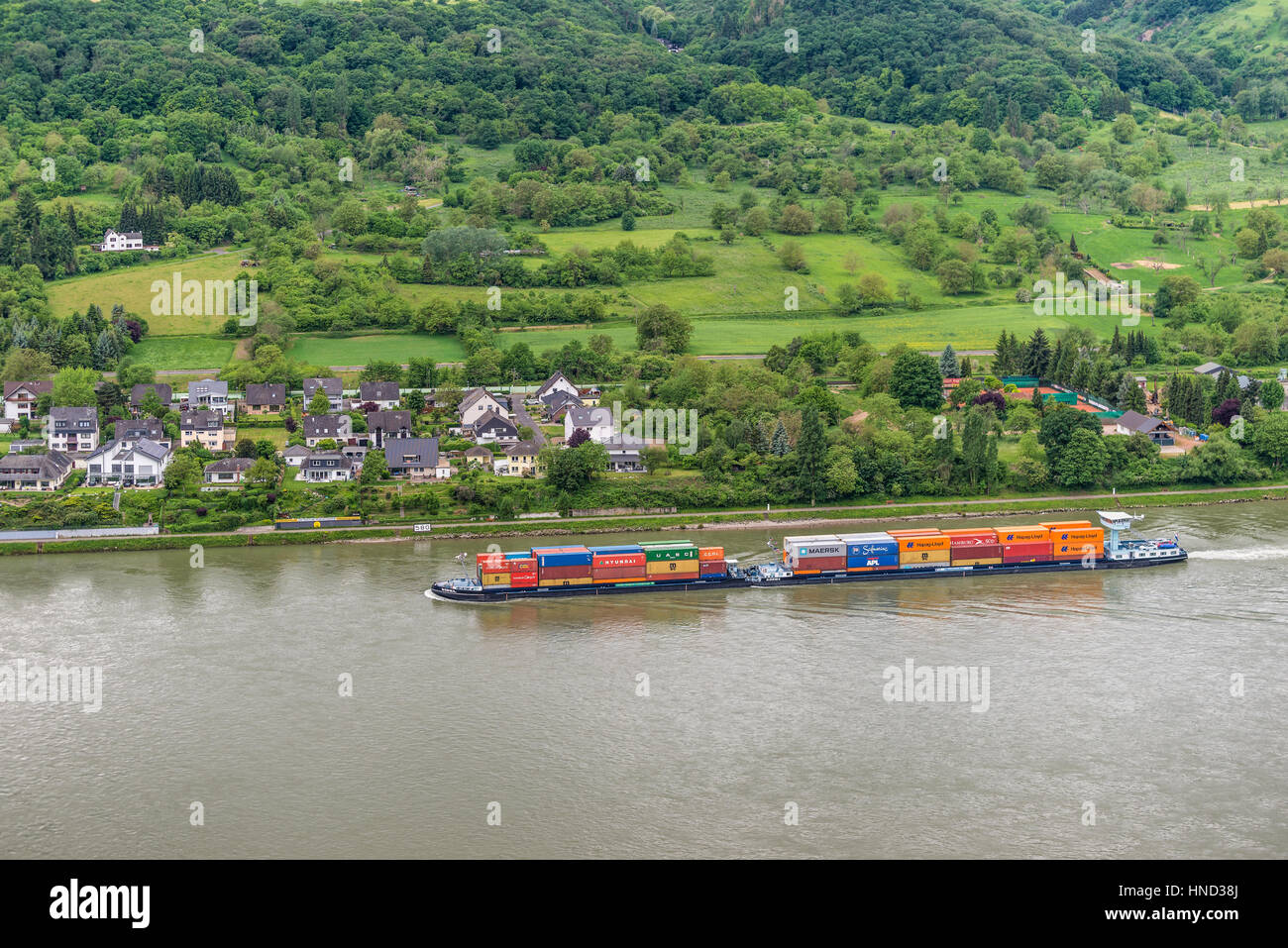 Spay, Deutschland - 23. Mai 2016: Containerschiff auf den Rhein, Rheintal, UNESCO World Heritage Site, Deutschland. Spay ist eine Gemeinde in den Dist Stockfoto