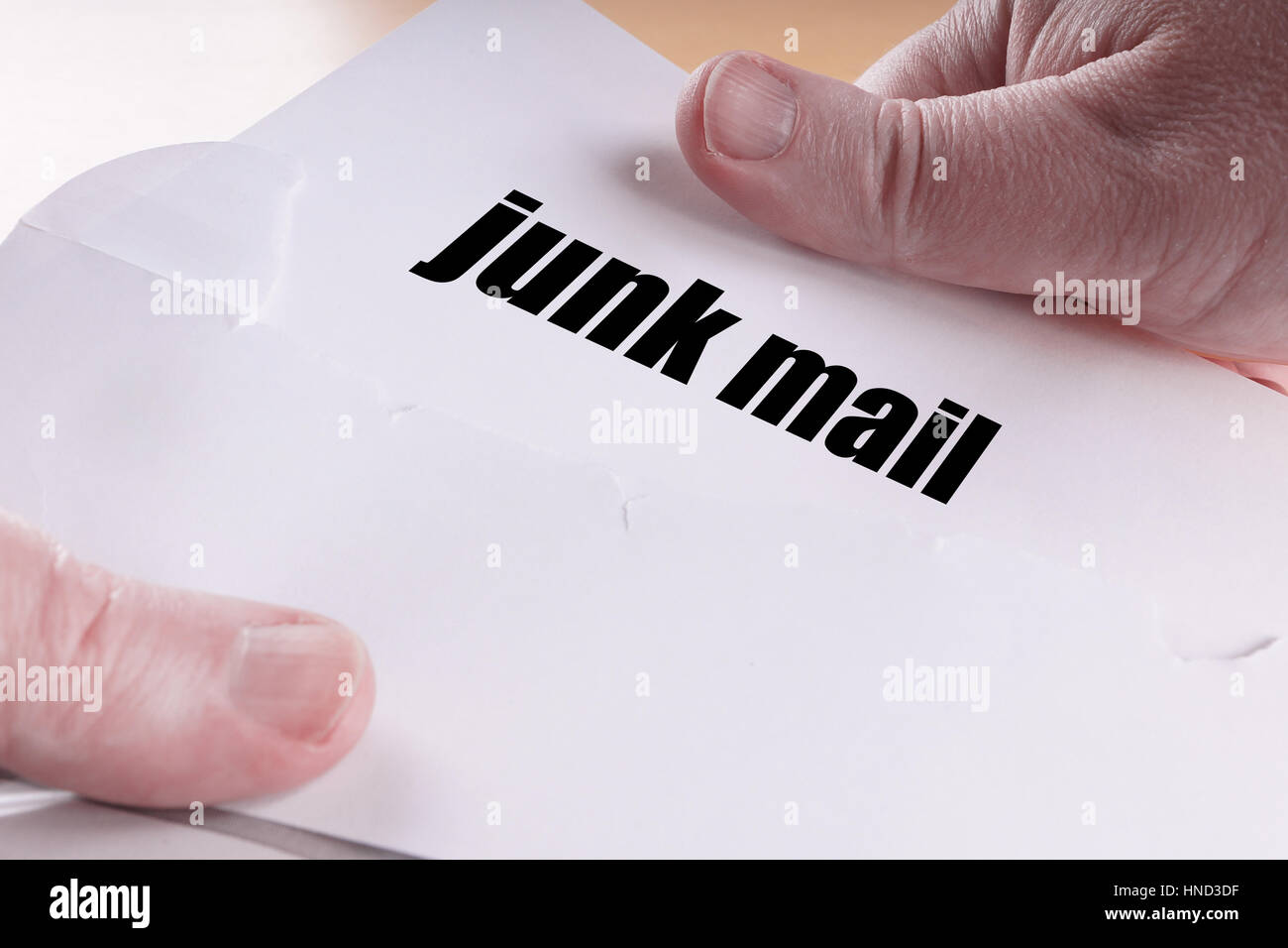 Hände, die Junk-Mail oder direkte Mailing-Brief öffnen Stockfoto