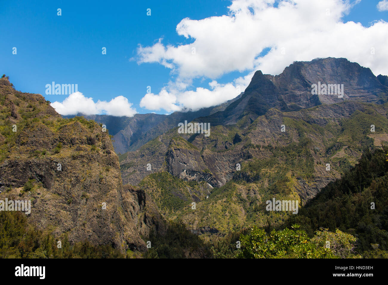 La Réunion Insel tropischen Berglandschaft mit scharfen Rock Formation Cirque de Cilaos panorama Stockfoto