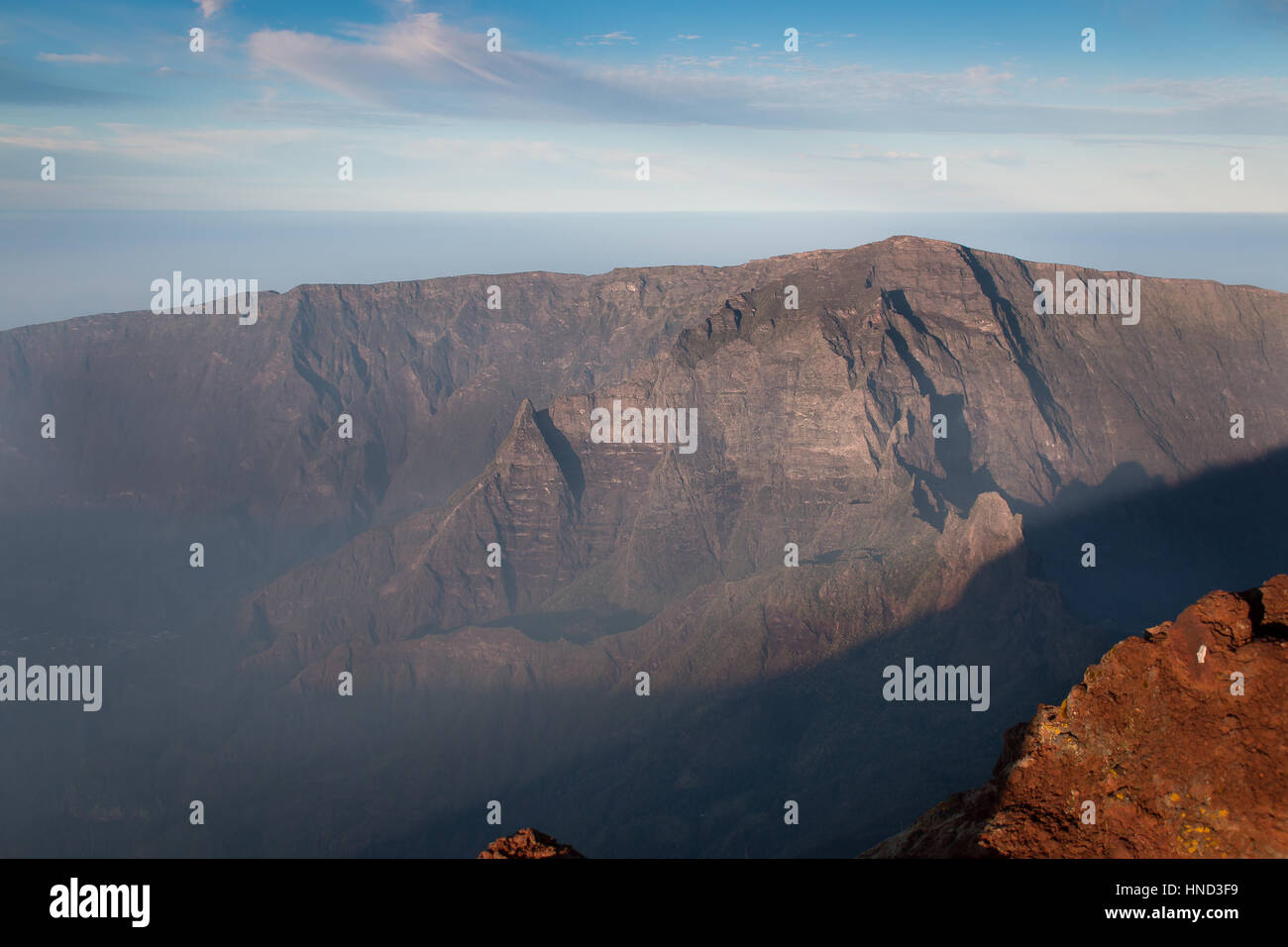 Ile De La Réunion Piton des Neiges Gipfel Mountain Peak-Anzeige in Cirque de Cilaos bei Sonnenaufgang Stockfoto