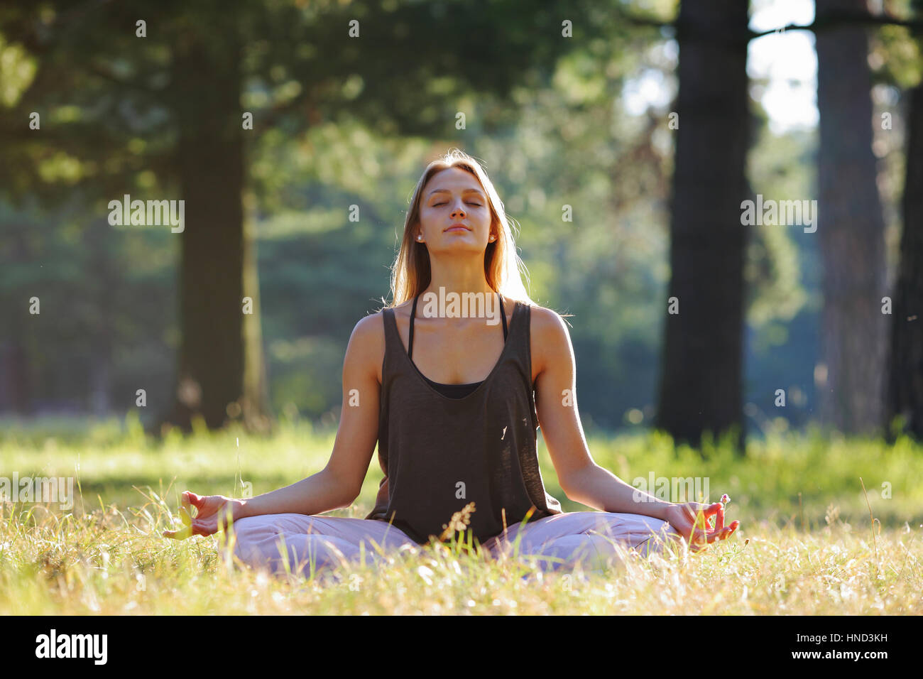 Mädchen im Park mit Harmonisierung Mudra Meditation Stockfoto
