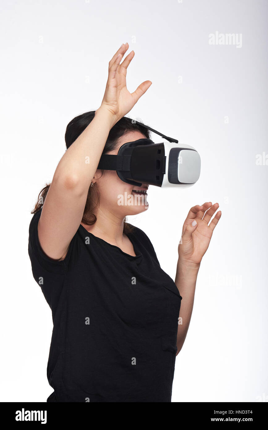 Frau in der virtuellen Realität isoliert auf weißes Hispanic Schutzbrille tragen Stockfoto