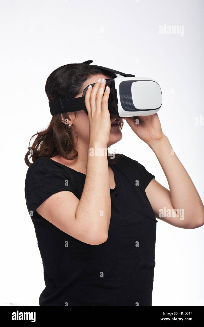 Junge Frauen in VR-Brille isoliert auf weißem Hintergrund Stockfoto