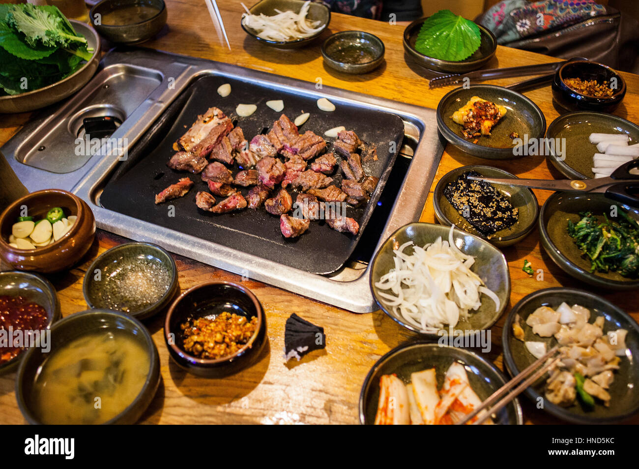 Essen, koreanisches Barbeque, in Myeongdong, Restaurant, Myeongdong 8-gil Street, Myeongdong Shopping Viertel, Seoul, Südkorea Stockfoto