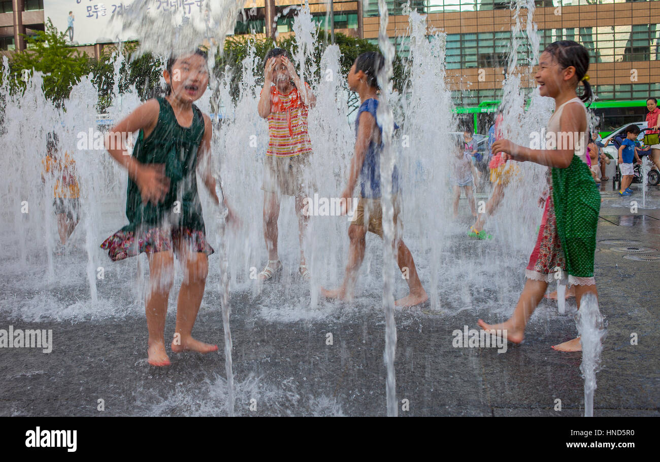 Kinder in Admiral Yi Sonne-Shin Brunnen am Gwanghwamun Platz, Seoul, Südkorea. Stockfoto