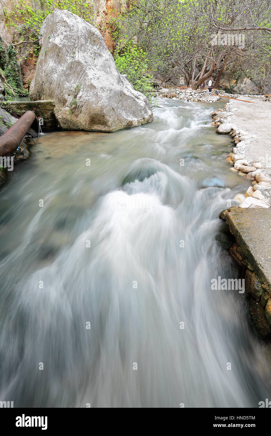 Eiskaltes Wasser Dargaz Çayi-Fluss hat Saklikent-Hidden Stadt Canyon gebildet durch durchquert seit Jahrtausenden zu einem 18-km.long-300ms.deep-Gorg schnitzen Stockfoto