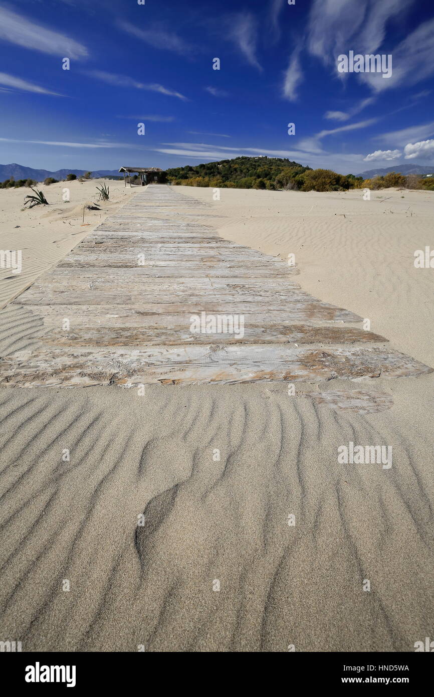 Hölzerne Planken auf dem Sand von den 18 km.long Strand-Wanderweg führt vom Parkplatz zum Restaurant Hütte in der Nähe der südlichsten Teil der sitzen Stockfoto