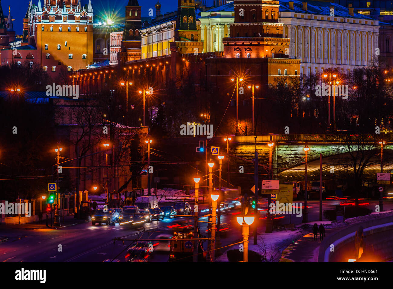 Moskau, Russland - 11. Februar 2017: Lichter der Stadt und Transportverkehr Prechistenskaya Ufer entlang. Stockfoto