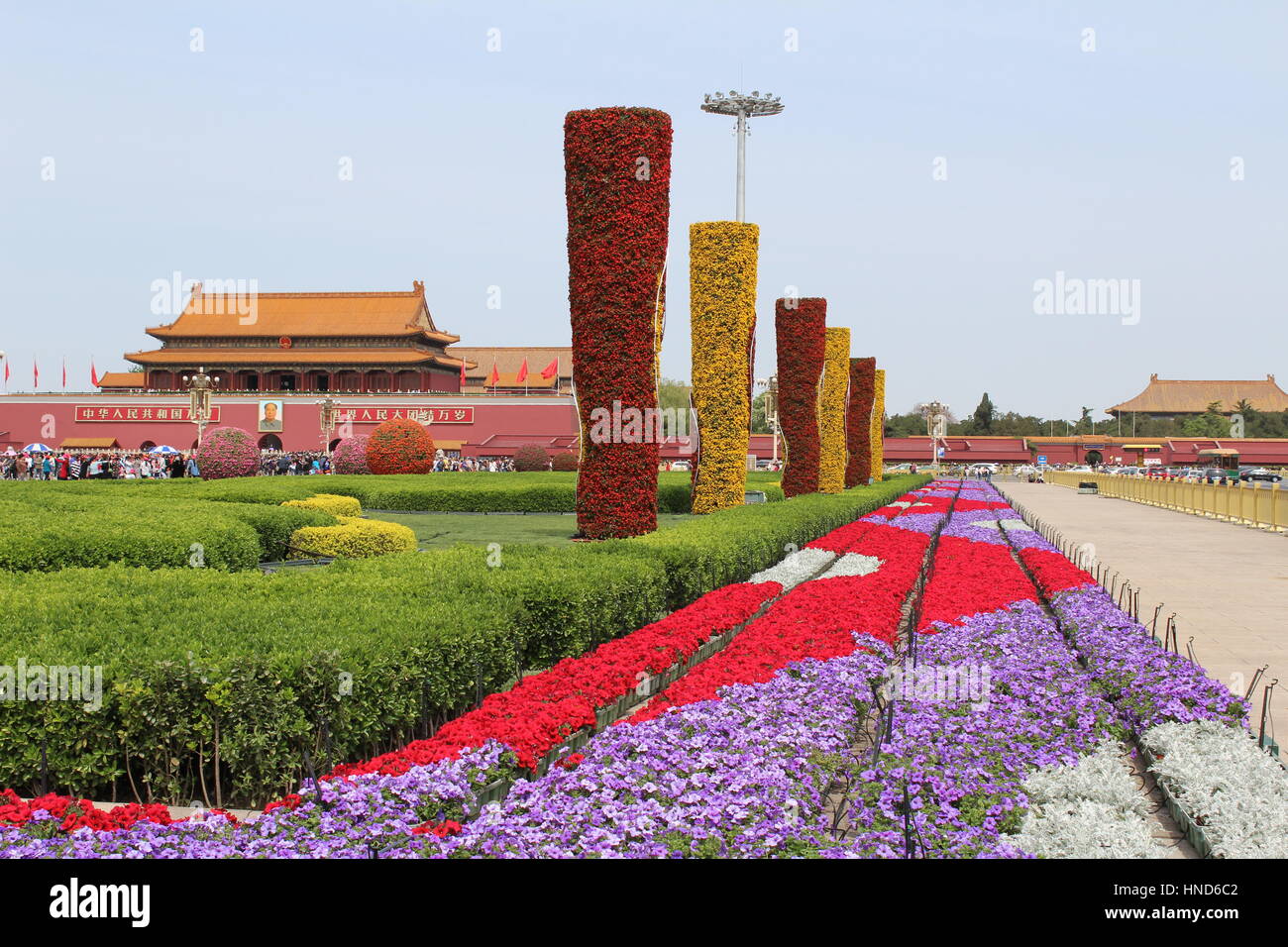 Blumen und Muster auf dem Tiananmen-Platz vor der verbotenen Stadt mit Bild Og Vorsitzenden Mao Stockfoto