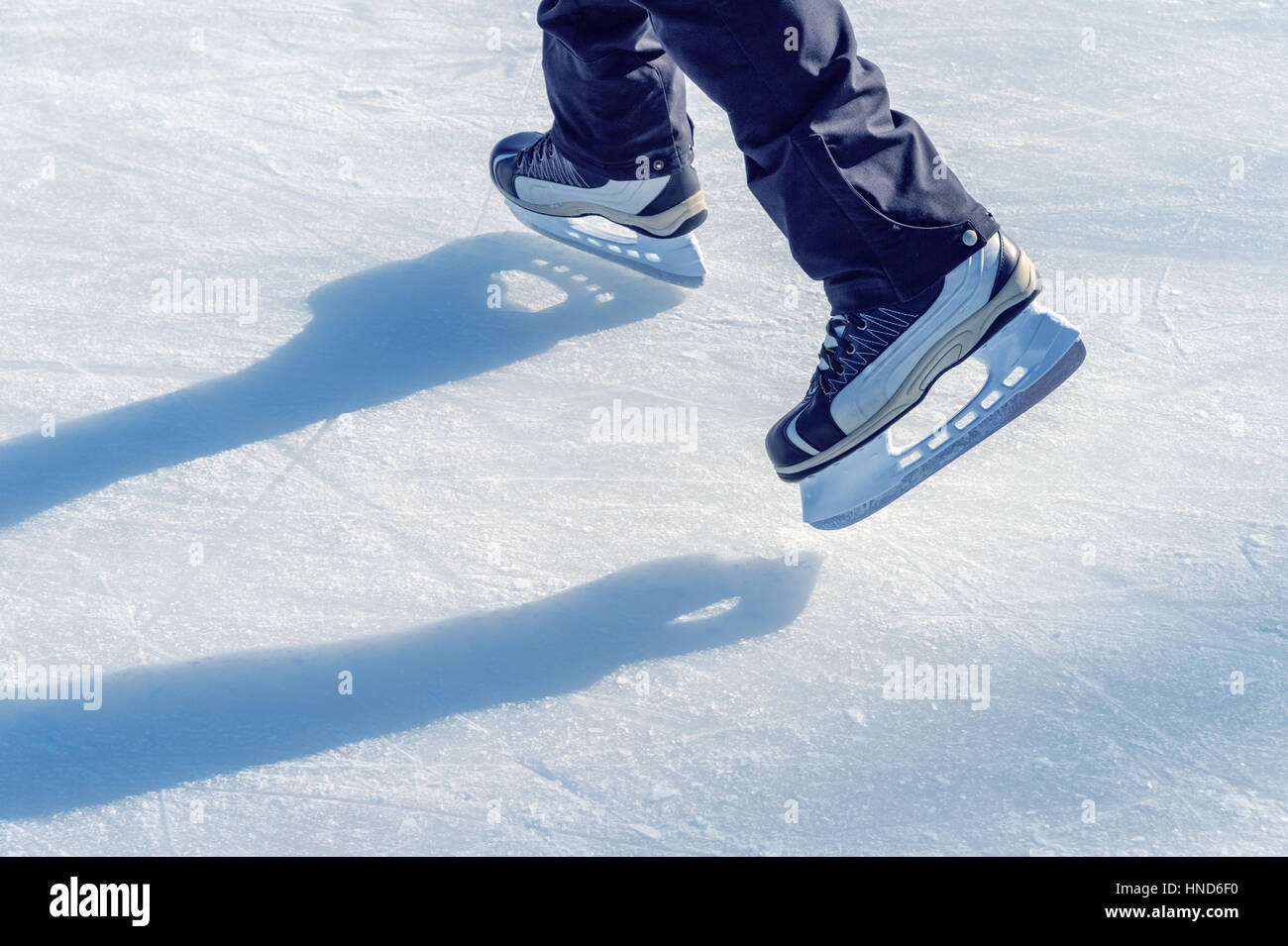 Nahaufnahme der Eis-Skater Füße auf Eisbahn Stockfoto