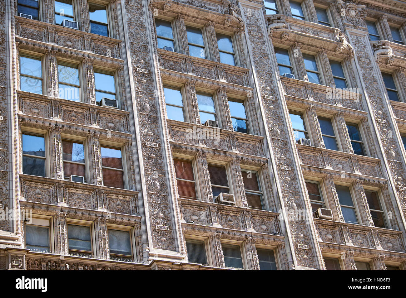 Terrakotta-Fassade im französischen Renaissance-Stil mit aufwendigen Dekorationen rund um Fenster und Balkone eines Gebäudes in New York City Stockfoto