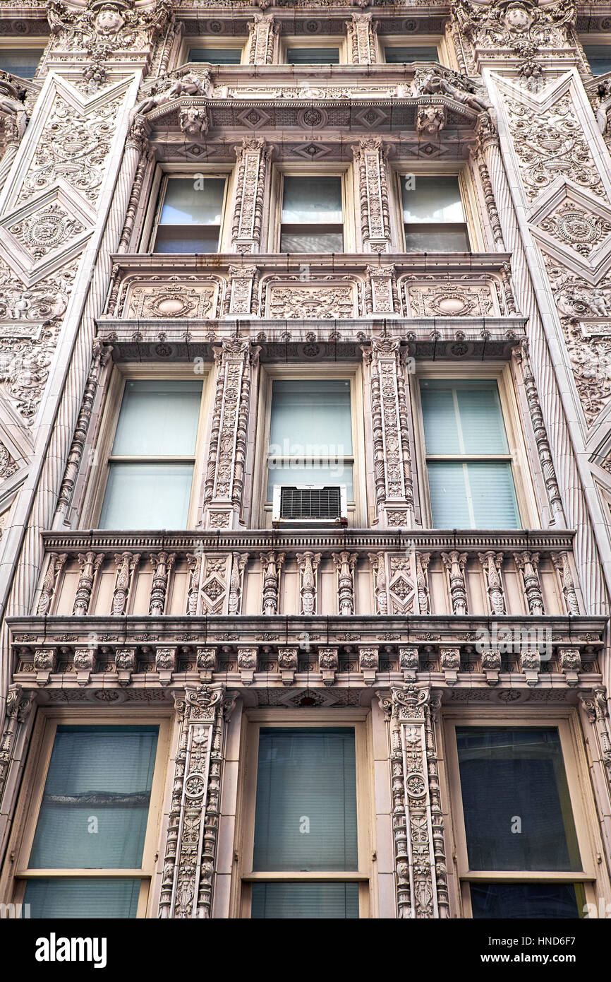 Abschnitte einer Terrakotta-Fassade im französischen Renaissance-Stil mit aufwendigen Dekorationen rund um die Fenster eines Gebäudes in New York City Stockfoto