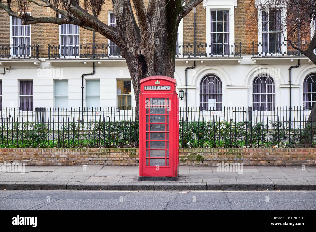 Kultigen roten London Telefonzelle vor einen Block mit Wohnhaus und ein großer Baum im Bereich Paddington Stockfoto