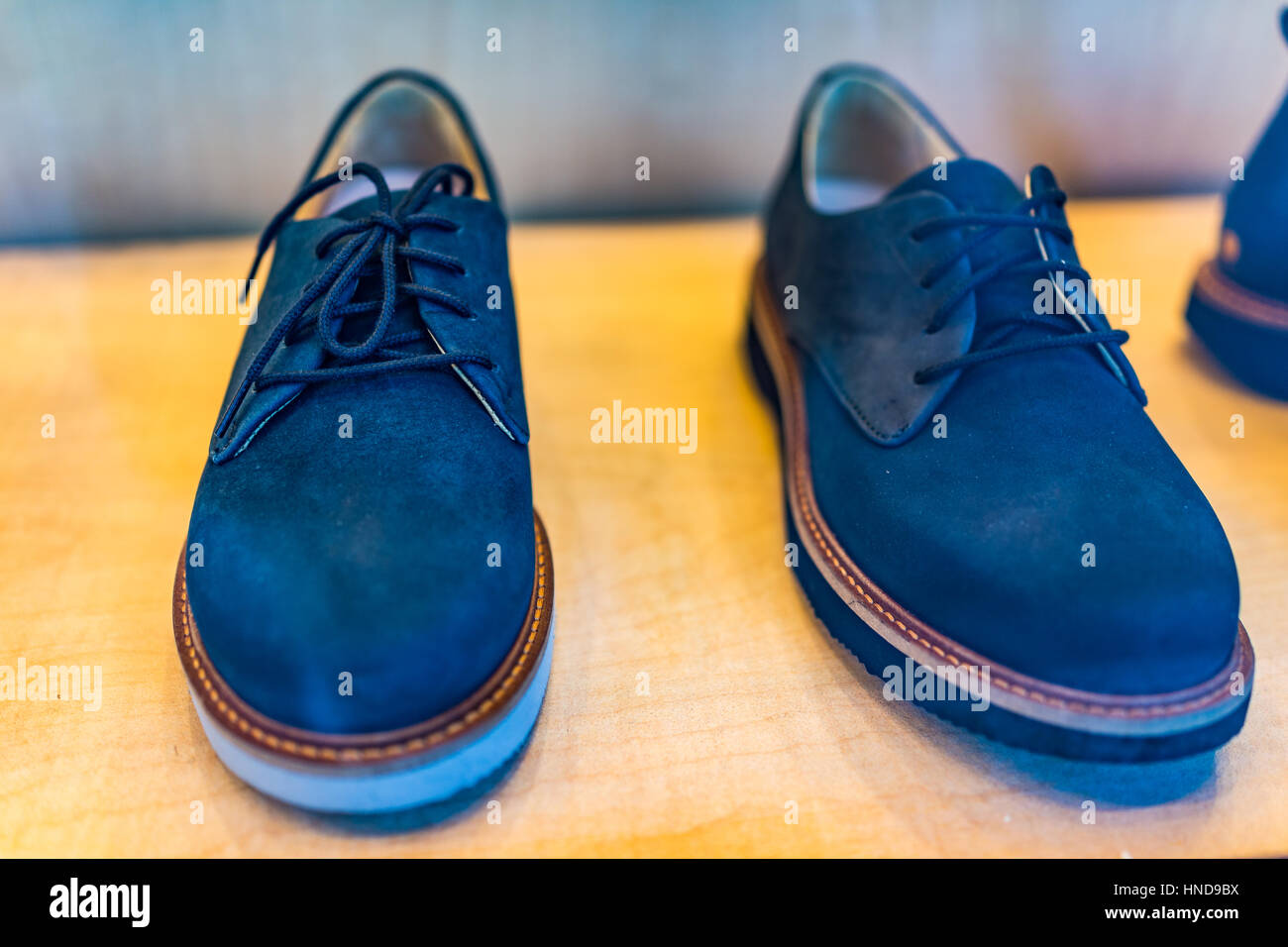 Blaue Herren Schuhe auf dem display Stockfotografie - Alamy