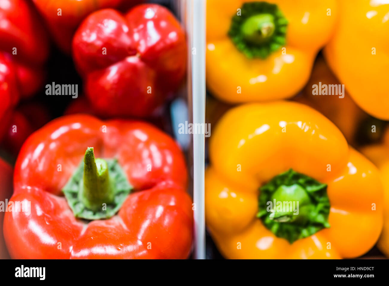 Rote und gelbe süße Paprika nebeneinander Stockfoto