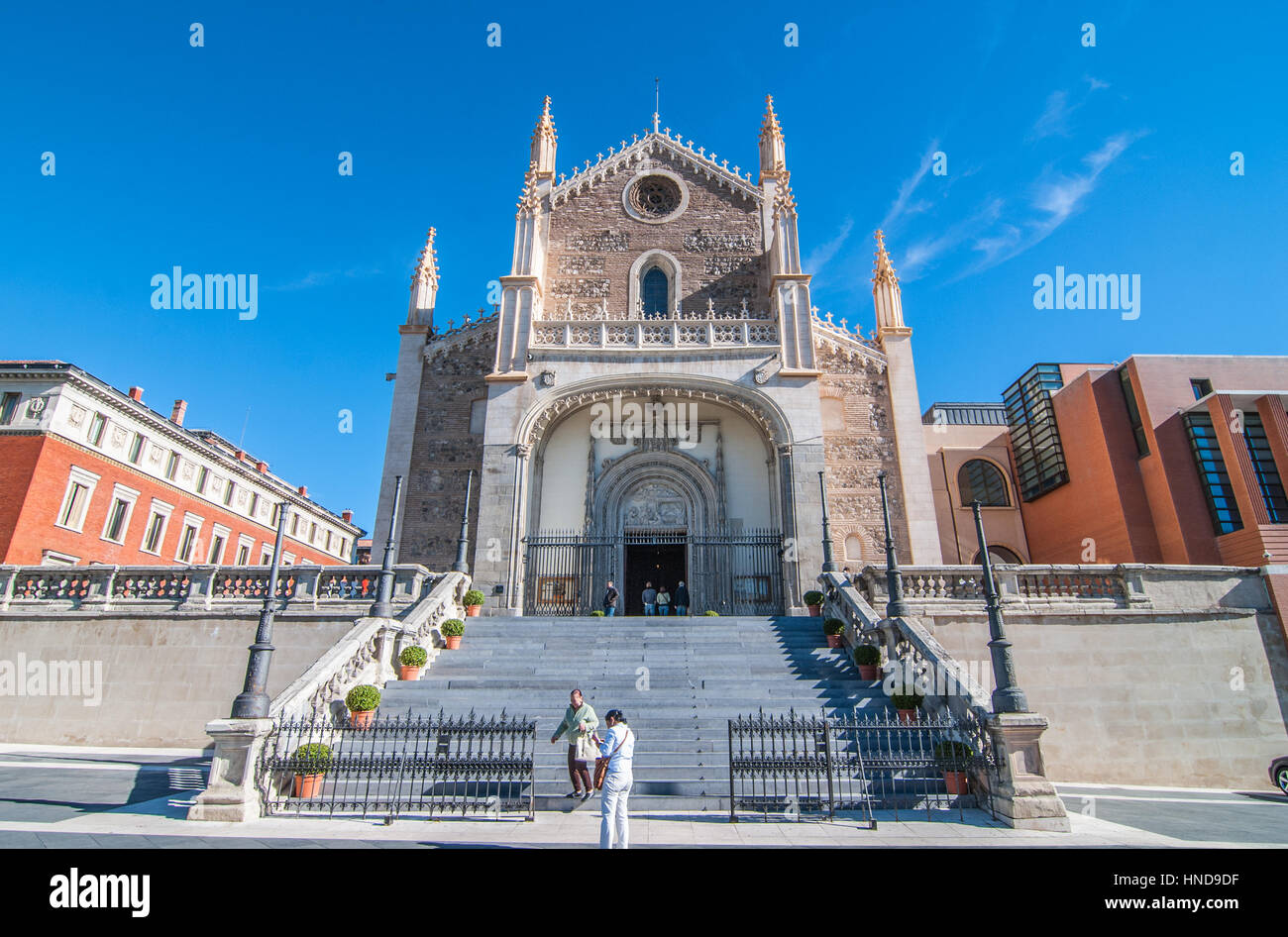 Madrid, Spanien, 9. November 2013: Tourismus in Madrid, warmen Tag im November.  Menschen treten aus der Kirche & schöne Stein Domstufen herunterkommen. Stockfoto