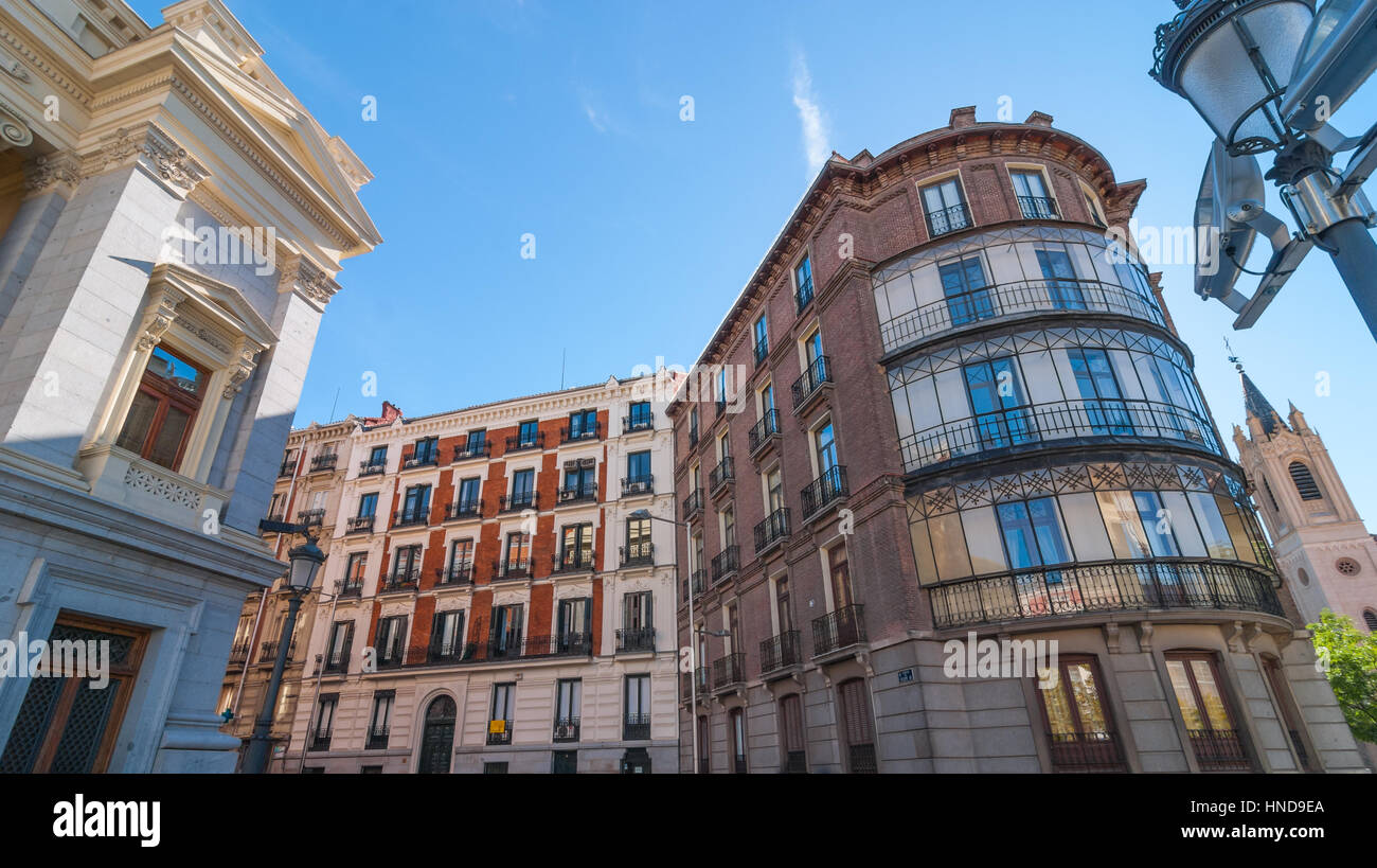 Römischen Stil Prado Museum Cason Del Buen Retiro neben allgemeinen älteren europäischen Architektur, Stadtwohnungen, Madrid. Stockfoto