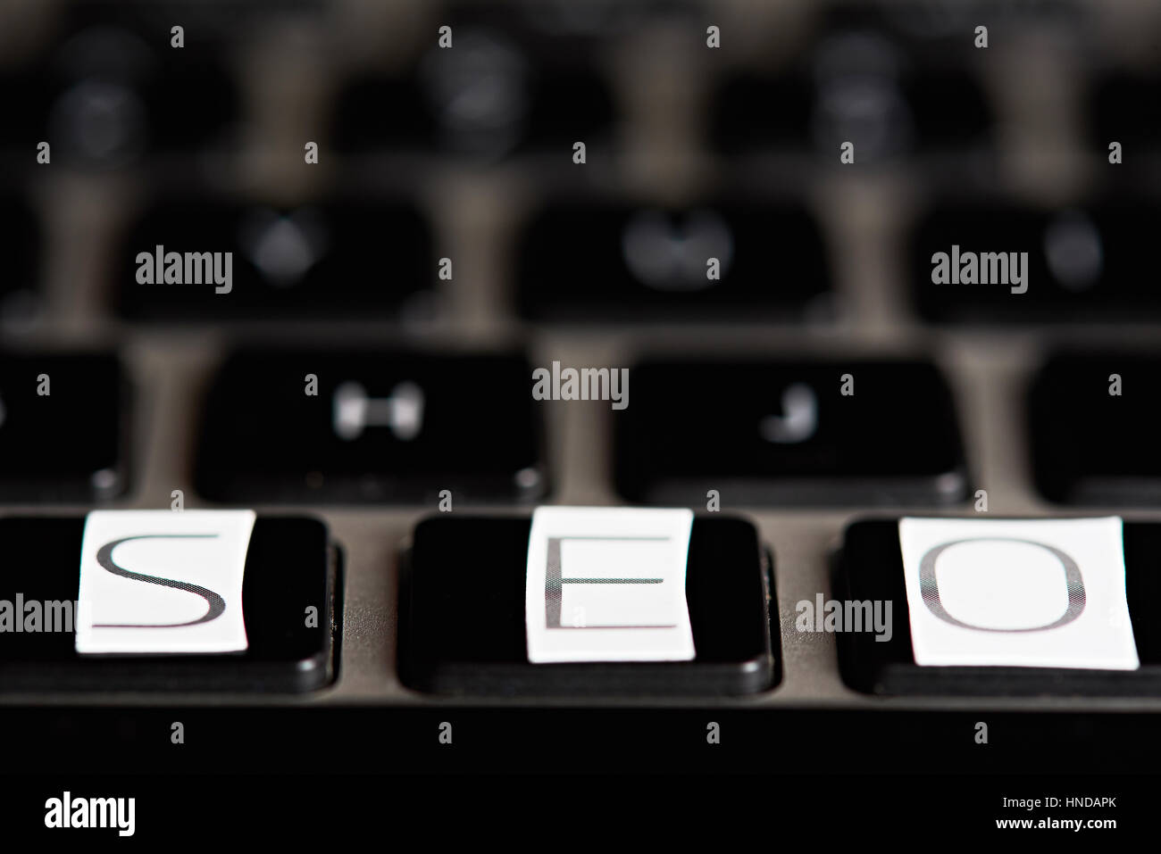 SEO Wort Tastatur auf dem unscharfen Hintergrund Stockfoto