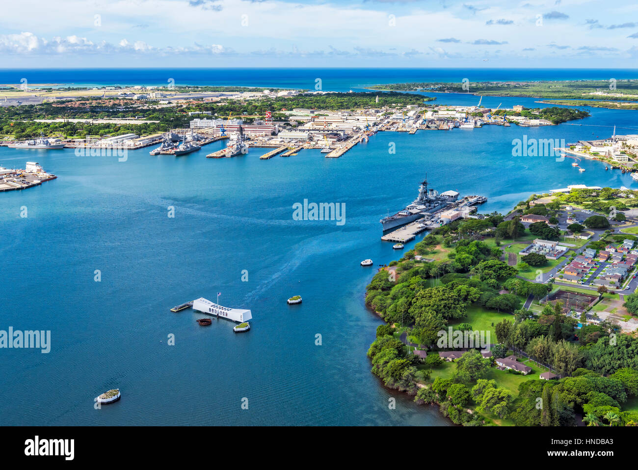 Luftbild von der USS Arizona und USS Missouri Gedenkstätten auf Ford Island, Pearl Harbor, Honolulu, Hawaii, USA Stockfoto