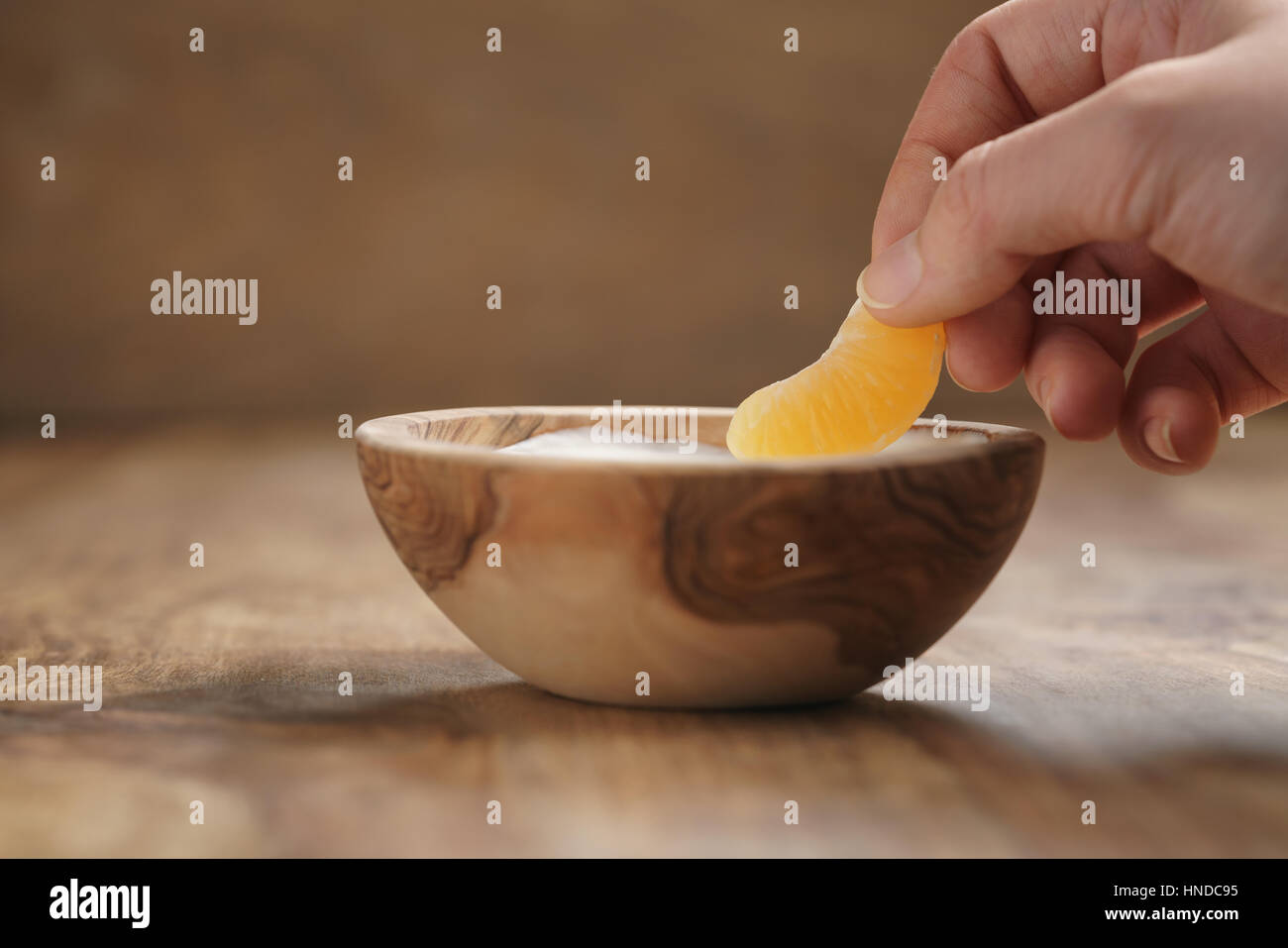 Essen Bio-Joghurt mit Mandarine aus Holz Schale, flachen Fokus Stockfoto