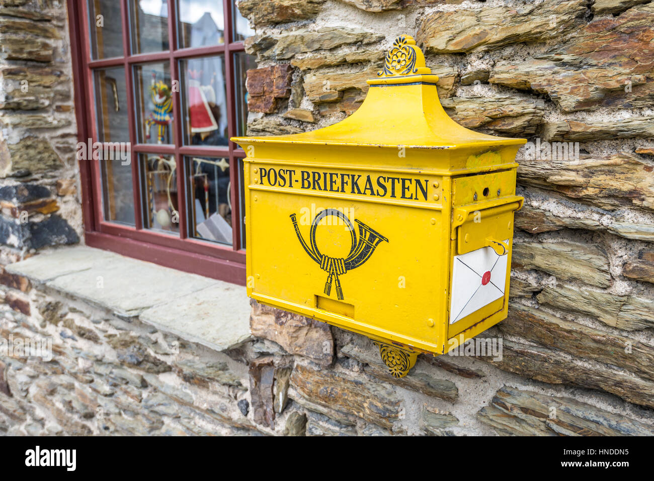 Yellow mail box german post Fotos und Bildmaterial in hoher Auflösung
