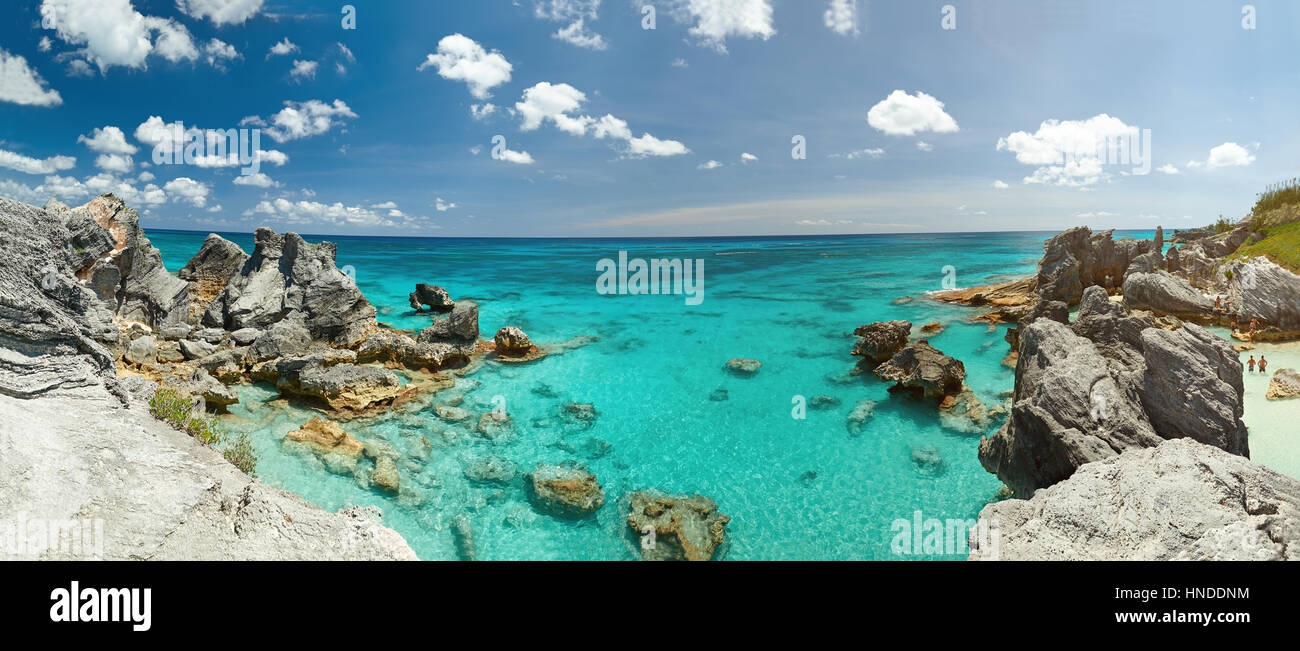 Panorama von Bermuda Felsenküste in rosa Sandstrand Stockfoto