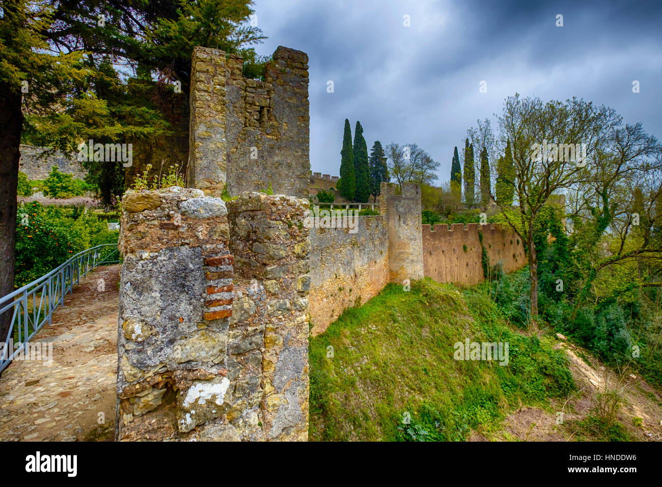Die große starke Wand des Schlosses in Tomar, Portugal. Stockfoto