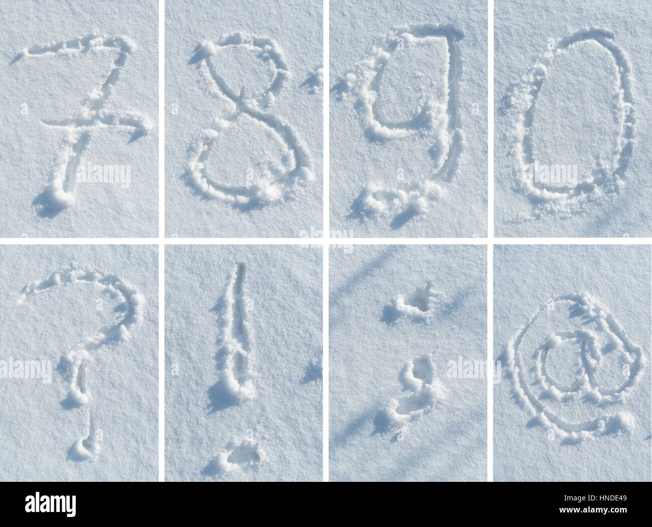 Handschriftliche englische im Schnee - eine komplette Schrift Reihe von Buchstaben, Zahlen und Satzzeichen Stockfoto