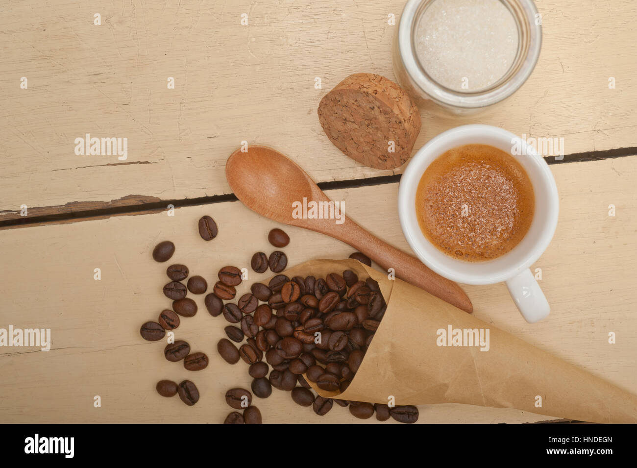 Espresso-Kaffee und Bohnen auf ein Papier Konus Füllhorn über weißem Hintergrund Stockfoto