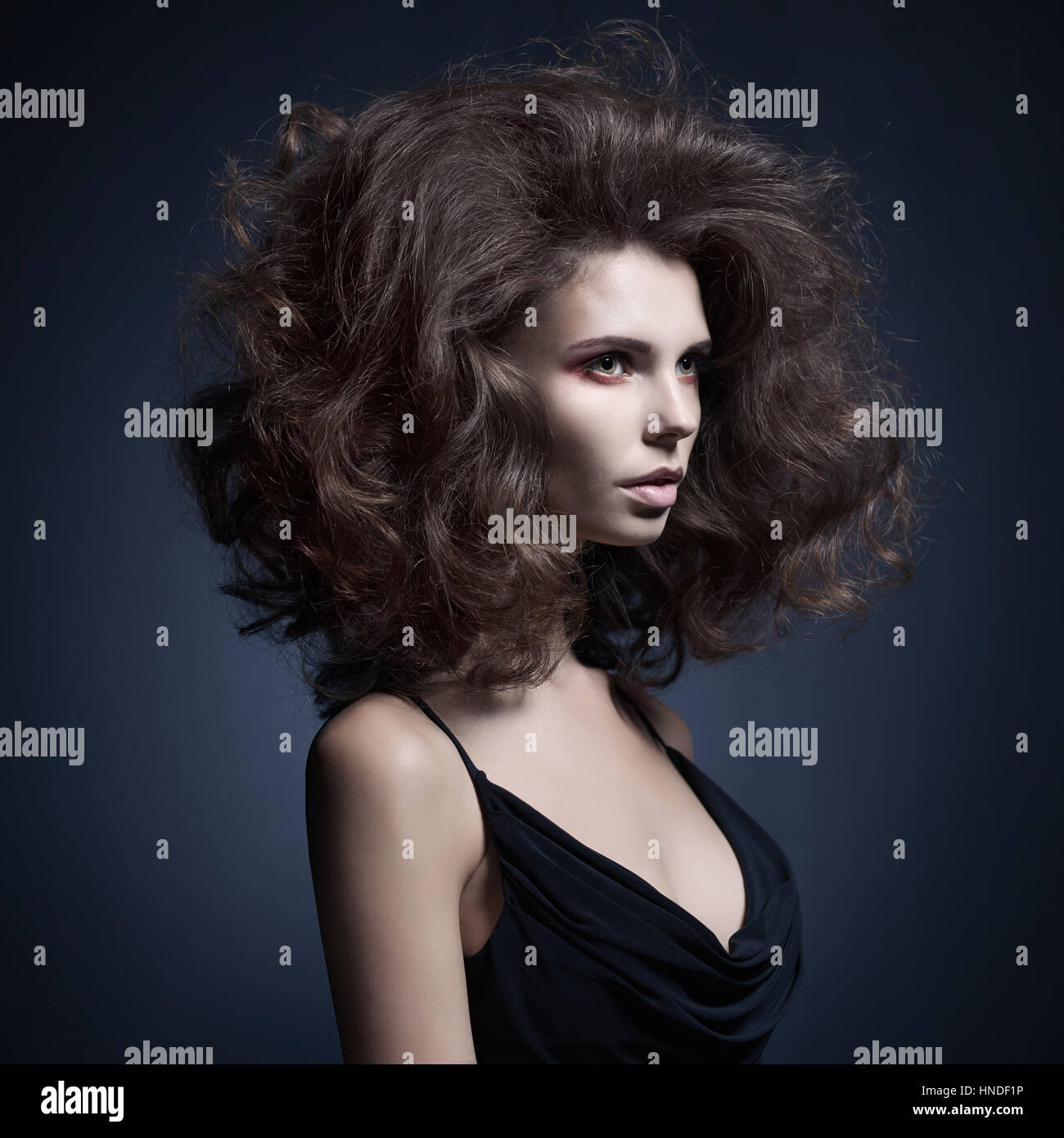 elegante-sch-ne-nackte-frau-mit-perfekten-sexy-k-rper-elegante-dame