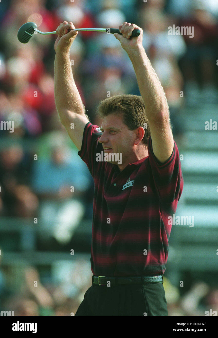 NICK PRICE feiert 94 offenen WIN TURNBERRY 18. grün 25. Januar 1995 Stockfoto