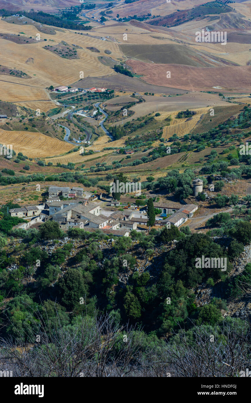 Landschaften des zentralen Sizilien im Sommer. Mit den typischen sizilianischen Berge und Olivenbäumen, mit einer Straße, die durch die Berge schlängelt. Stockfoto