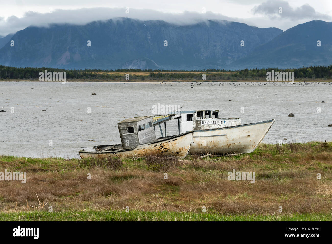 Verfallenden "Kleine Boote" von Neufundland, Parson es Teich mit Gros Morne Bergen im Hintergrund, Neufundland Stockfoto