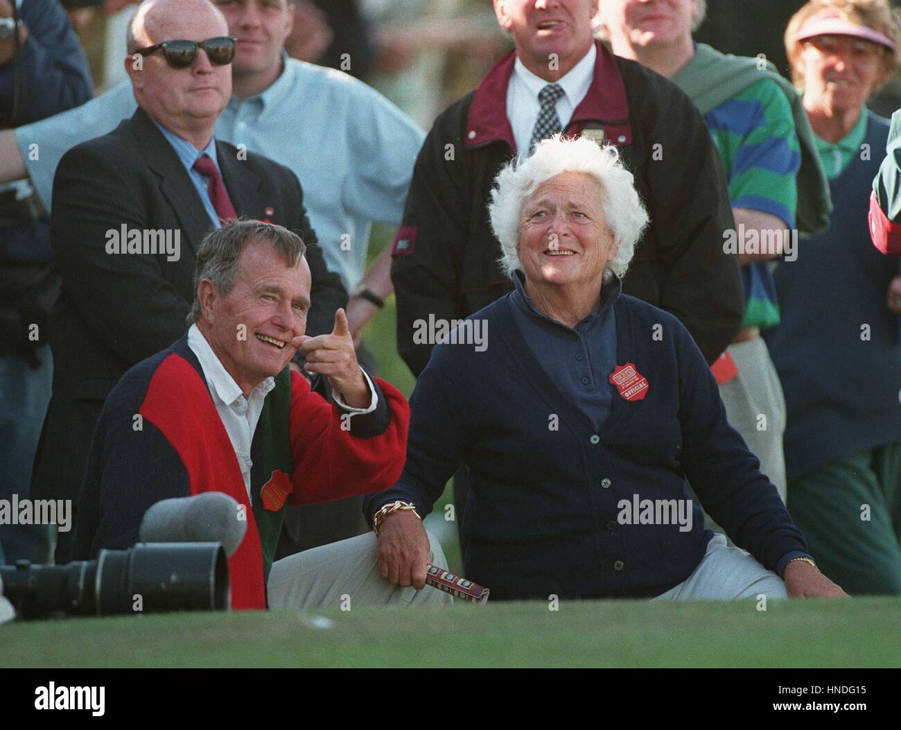 GEORGE & BARBARA BUSH ZUSCHAUEN BRITISH OPEN ST. ANDREWS 13. September 1995 Stockfoto