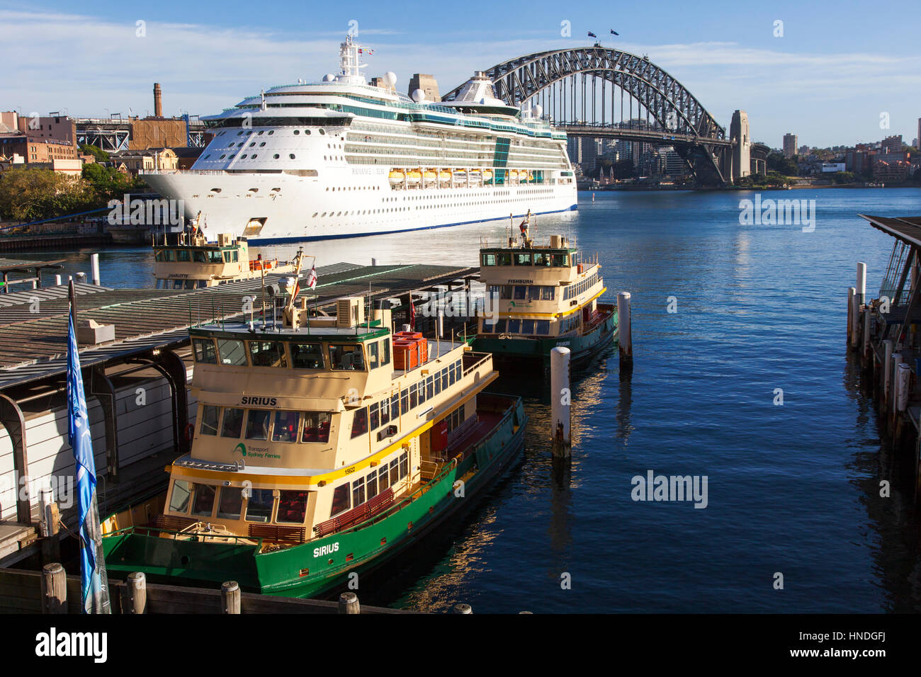 Ein Kreuzfahrtschiff angedockt am Circular Quay, Sydney Australia Stockfoto